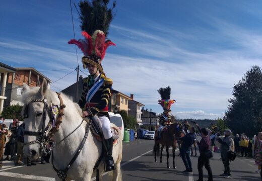 O desfile dos ‘xenerais da Ulla’ percorreu hoxe a Feira do Entroido polas rúas de Fonte Díaz